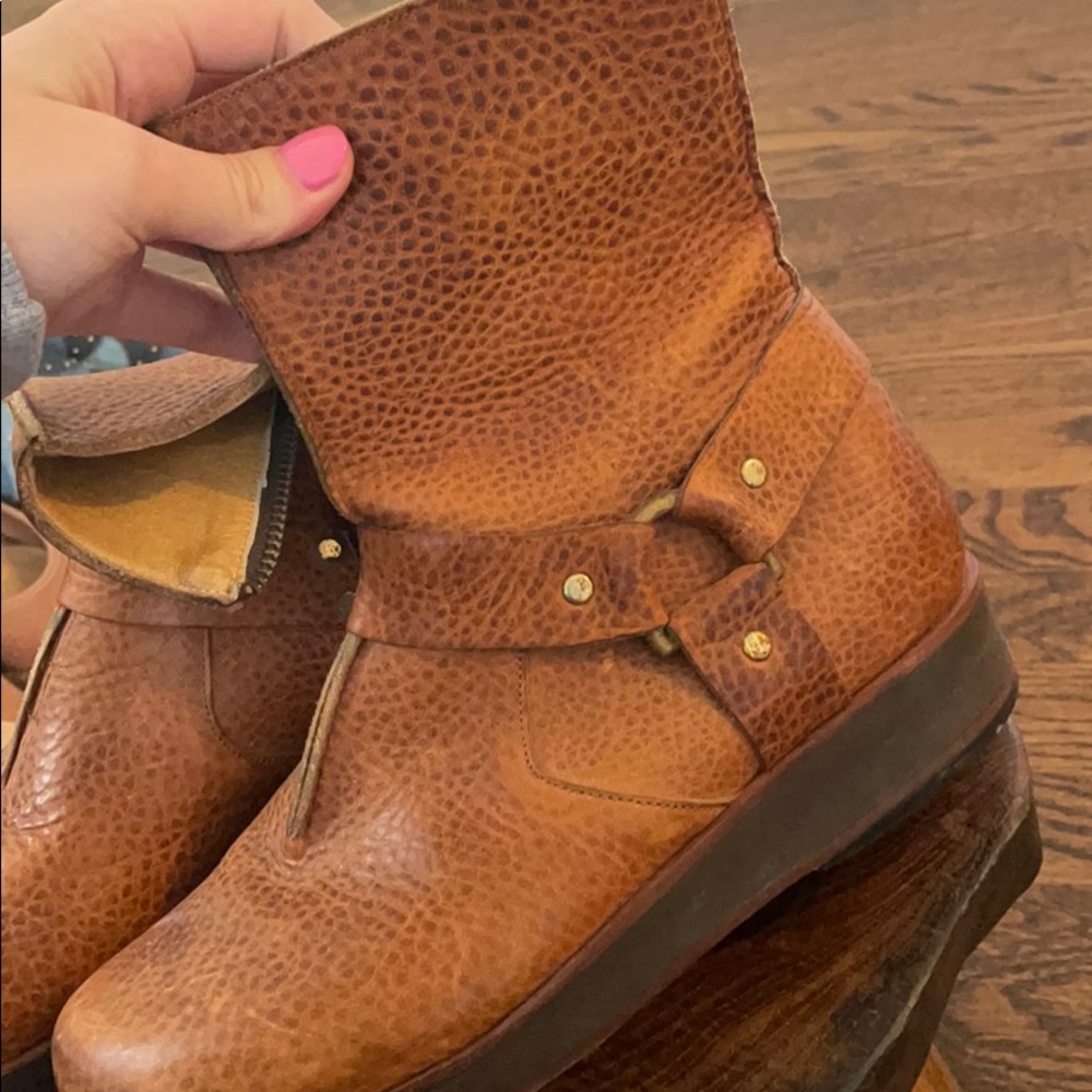 brown boots - Picture 3 of 4